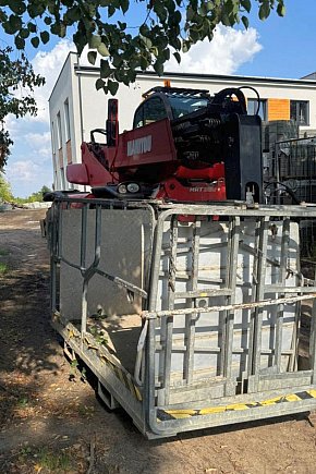 Ładowarka z koszem kontra ciężarówka-5641