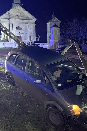 Przesadziła z prędkością i uderzyła w słup-5936