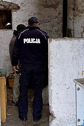 Jest zimno. Policjanci sprawdzają pustostany-5992