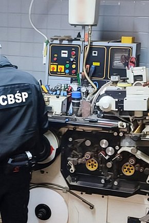 CBŚP i KAS rozbiły linię do produkcji papierosów-6003