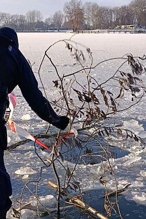 Służby zabezpieczyły przeręble na Gople-6014