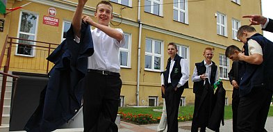 Czy szkoła może narzucać uczniom fryzurę i strój MEN wyjaśnia-55482