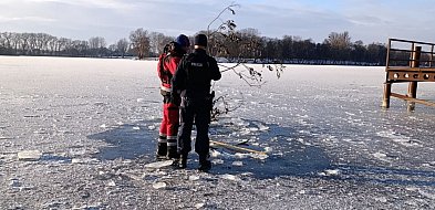Lód na jeziorze to pułapka. Służby zabezpieczyły przeręble na Gople-55828