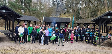 Biegali i sprzątali las. Mieszkańcy ruszyli na plogging w Balczewie