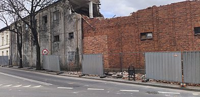 Trwa wyburzanie budynków dawnej winiarni w Kruszwicy [VIDEO]