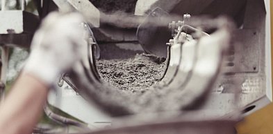 Jak działa mobilny mieszalnik do betonu?