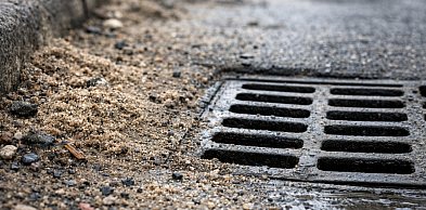 Apel prezesa wodociągów: Piasek po zimie zagraża drożności kanalizacji