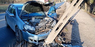 Trafił golfem w słup. Poranna kraksa w Pakości