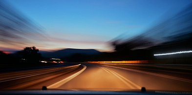 Dopuszczalne prędkości na drogach w Polsce – aktualne limity i przepisy