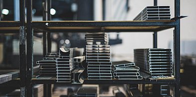 Najczęstsze błędy przy organizacji przepływu materiałów w hali