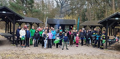 Biegali i sprzątali las. Mieszkańcy ruszyli na plogging w Balczewie