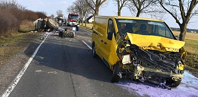 Groźny wypadek. Ciągnik rozleciał się na kawałki po zderzeniu z busem