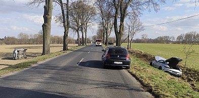 Wyprzedzanie zakończone wypadkiem. Jedna osoba w szpitalu