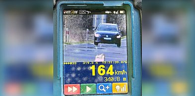 Pędził 164 km/h 70-ce. Stracił prawo jazdy i słono zapłaci