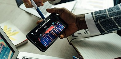 Jak wybrać aplikację do tradingu na forex, akcje i kryptowaluty?