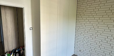 Drugie życie szafy przesuwnej – jak zmienić jej wygląd bez ingerencji w konstrukcj