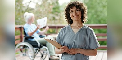 Szukasz stabilnej pracy w medycynie? Sprawdzony kurs opiekuna medycznego online