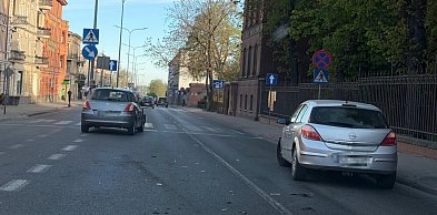 Kraksa na Dworcowej. Zderzyły się Suzuki i Opel