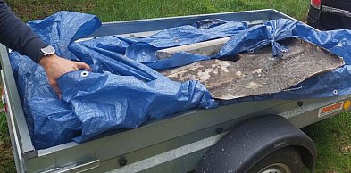 Przyłapany przy jeziorze. Chciał wyrzucić odpady w ustronnym miejscu