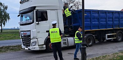 Kontrolowali transport odpadów. Akcja służb na DK62