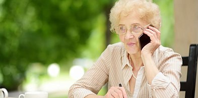 Jeden telefon i seniorka straciła 56 tysięcy złotych