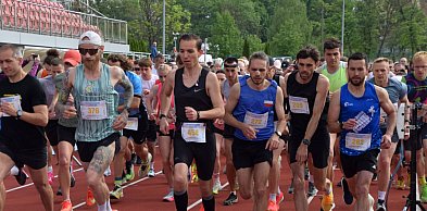 XVII Bieg Piastowski wystartował! Ruszyły biegi na 5 i 10 kilometrów
