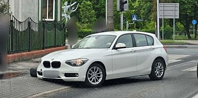 W centrum miasta BMW uderzyło w lampę