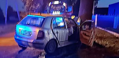 Groźny wypadek w Jaksicach. Skoda uderzyła w drzewo