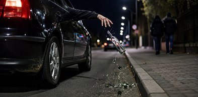 18-latek wyrzucił butelkę z jadącego auta wprost na pieszych
