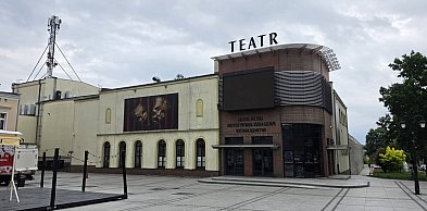 ciekawostKI24.INFO | Żużlowcy przy Teatrze Miejskim