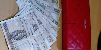 Ponad 2 tysiące złotych wróciło do właścicielki. Dzięki uczciwości znalazcy