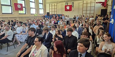 Ostatni dzwonek już wybrzmiał. Uczniowie rozpoczęli wakacje