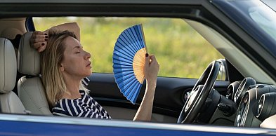 Ekspert: temperatura w nagrzanym samochodzie może osiągnąć nawet 70 st. C