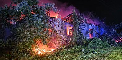 Nocny pożar gasiło aż pięć zastępów straży pożarnej