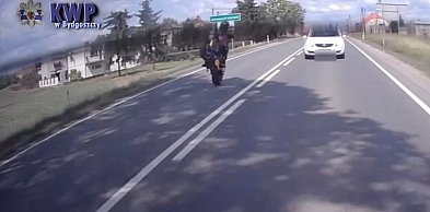Wyprzedzał na jednym kole. Policja: "To drogowy bandytyzm"