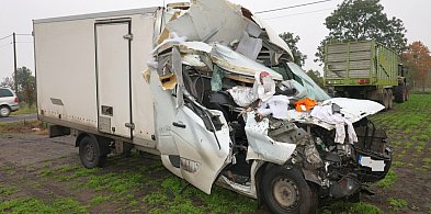 Bus wbił się w przyczepę rolniczą! Kierowca cudem przeżył-53127