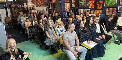Sztuka ponad granicami. Artystyczny wieczór w Leonard Gallery-53310