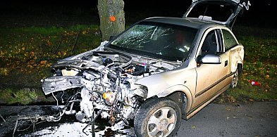Jechał oplem bez uprawnień. Po uderzeniu w dwa drzewa skończył w szpitalu-53654