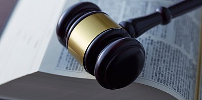 Chował się przed policją w mieszkaniu. Myślał, że „przesiedzi karę”-53945