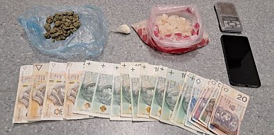 Z nożem po ulicy, narkotyki w pralce. 38-latek trafił do aresztu-54092