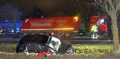 Opel wjechał wprost pod ciężarówkę. Nie żyje kobieta, dwie osoby ranne-54191