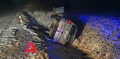 Renówka dachowała na oblodzonej drodze-54552