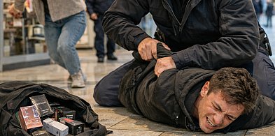 „Pomocy, złodziej!” 17-latek uciekł z perfumami. Zatrzymał go policjant po służbie
