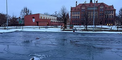 Strażacy wylewają kolejną ślizgawkę w mieście