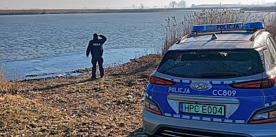 Lód coraz cieńszy. Policjanci kontrolują akweny