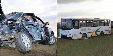 Zderzenie autobusu szkolnego z Audi. Trzy osoby w szpitalu