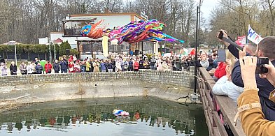 Inowrocław powitał wiosnę. Kolorowy pochód przeszedł przez Solanki