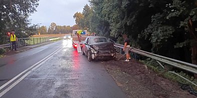 Peugeot 307 rozbity na łuku drogi. Za kierownicą 19-lat-52290