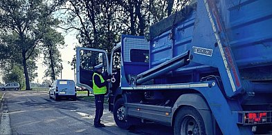 Policja i inspektorzy sprawdzali przewożone odpady-52735