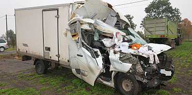 Bus wbił się w przyczepę rolniczą! Kierowca cudem przeż-53127